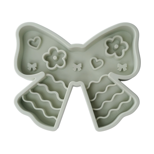 coquette forage feeder in matcha (sage)