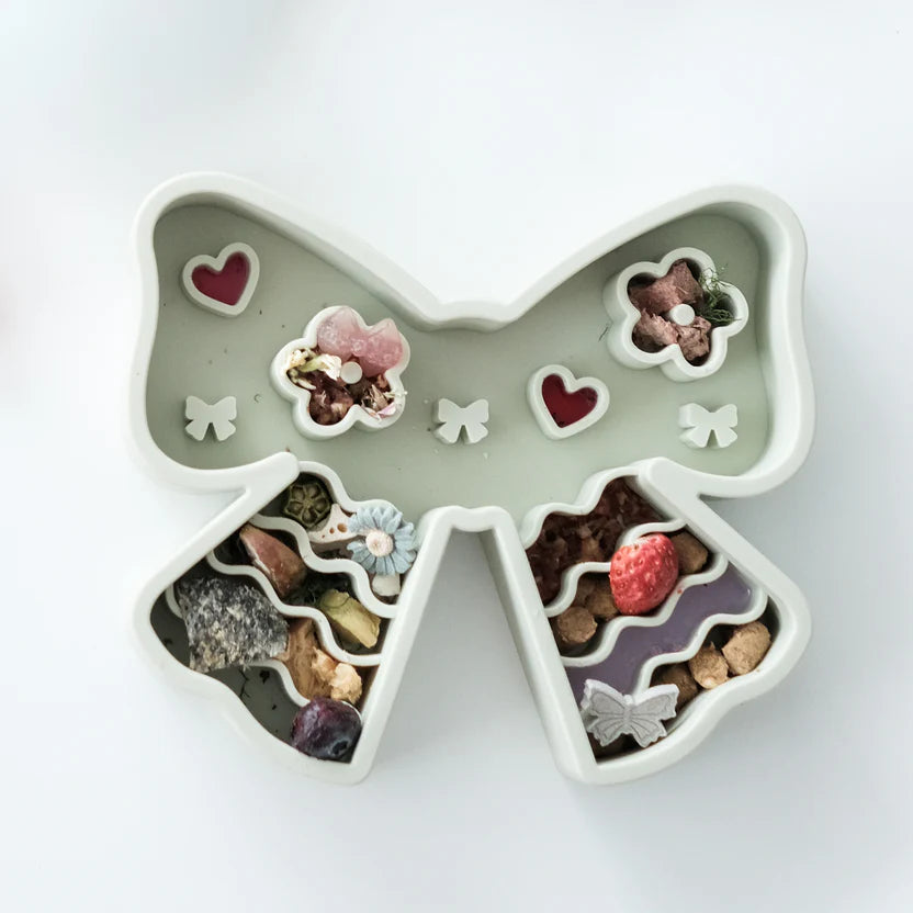 coquette forage feeder in matcha (sage)