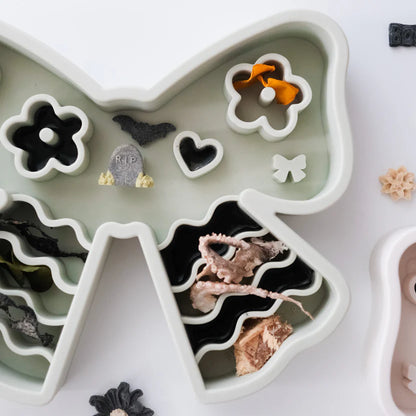 coquette forage feeder in matcha (sage)