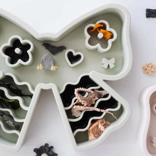 coquette forage feeder in matcha (sage)